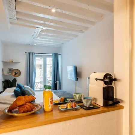Beautiful On The Prestigious Street Saint-honore - Near Louvre, Amazing Location! Paryż