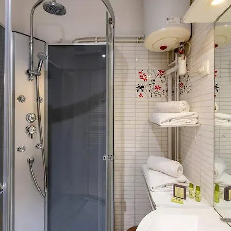 Beautiful On The Prestigious Street Saint-honore - Near Louvre, Amazing Location! Paryż