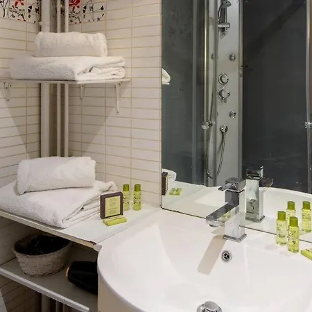 Beautiful On The Prestigious Street Saint-honore - Near Louvre, Amazing Location! * Paryż